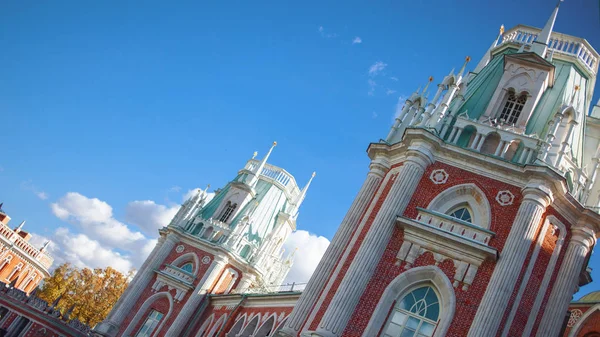 Moskwa, Park Carycyno. Piękny pałac, z czerwonej cegły. Dwór w Rosji, Moskwa — Zdjęcie stockowe