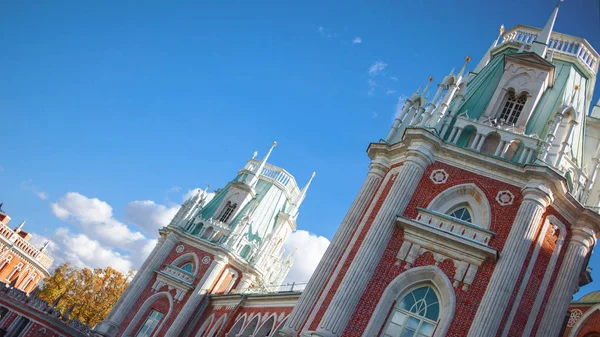 Moscovo, Parque Tsaritsyno. Belo palácio, tijolo vermelho. Mansão em Rússia, Moscú — Fotografia de Stock