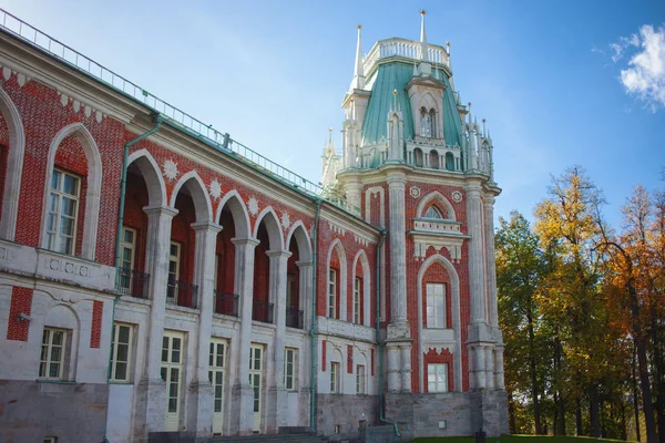 Moskau, Zarizynopark. schöner Palast, roter Backstein. Schloss in Russland, Moskau — Stockfoto