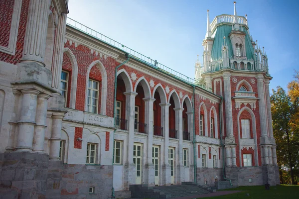 Moscovo, Parque Tsaritsyno. Belo palácio, tijolo vermelho. Mansão em Rússia, Moscú — Fotografia de Stock