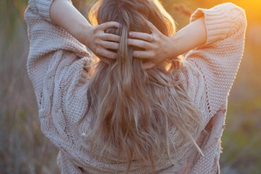 Alanındaki sevimli sevimli kız yaz aylarında. Genç kadın mutlu ve açık havada hissediyorum ücretsiz. Arkadan görünüm