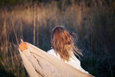 Alanındaki sevimli sevimli kız yaz aylarında. Genç kadın mutlu ve açık havada hissediyorum ücretsiz. Arkadan görünüm