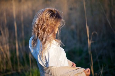 Alanındaki sevimli sevimli kız yaz aylarında. Genç kadın mutlu ve açık havada hissediyorum ücretsiz