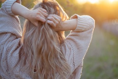 Alanındaki sevimli sevimli kız yaz aylarında. Genç kadın mutlu ve açık havada hissediyorum ücretsiz. Arkadan görünüm