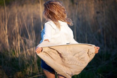 Kız koşuyor! Genç kadın alanında, özgürlük ve mutluluk hissediyorum. Rahat tarzı. Arkadan görünüm