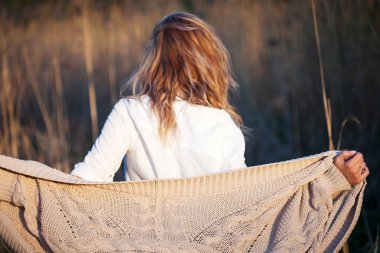 Kız koşuyor! Genç kadın alanında, özgürlük ve mutluluk hissediyorum. Rahat tarzı. Arkadan görünüm