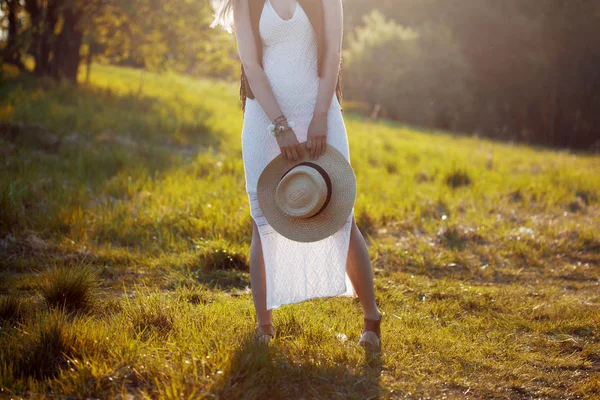 Leuk charmant meisje in de zomer in het veld. Jonge vrouw is blij en voelt gratis buitenshuis — Stockfoto