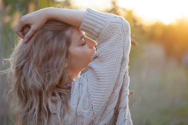 Alanındaki sevimli sevimli kız yaz aylarında. Genç kadın mutlu ve açık havada hissediyorum ücretsiz