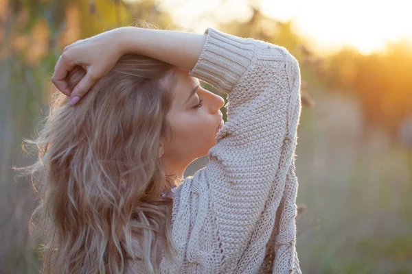 Alanındaki sevimli sevimli kız yaz aylarında. Genç kadın mutlu ve açık havada hissediyorum ücretsiz