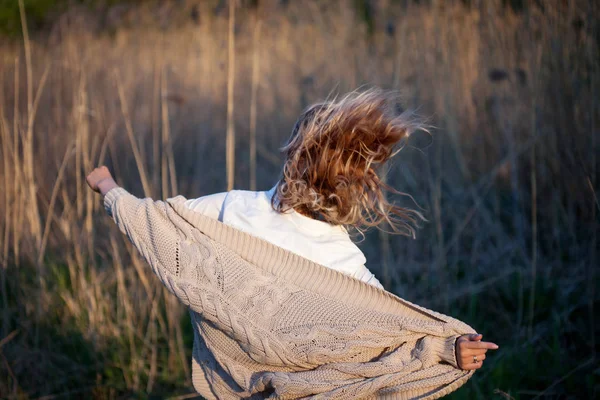 Kız koşuyor! Genç kadın alanında, özgürlük ve mutluluk hissediyorum. Rahat tarzı. Arkadan görünüm