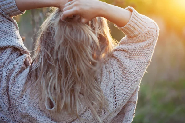 Leuk charmant meisje in de zomer in het veld. Jonge vrouw is blij en voelt gratis buitenshuis. Achteraanzicht — Stockfoto