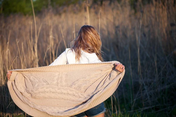 Alanındaki sevimli sevimli kız yaz aylarında. Genç kadın mutlu ve açık havada hissediyorum ücretsiz. Arkadan görünüm
