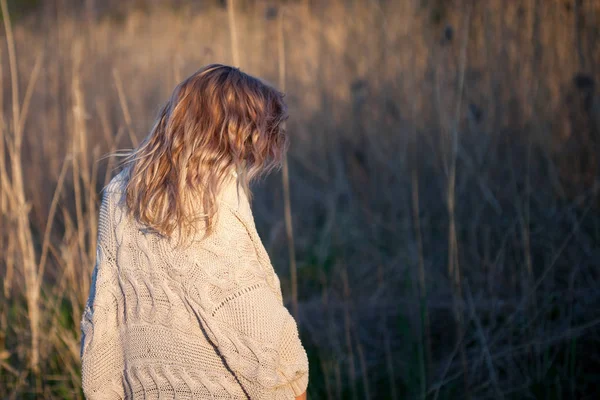 Niedlichen charmanten Mädchen im Sommer auf dem Feld. Die junge Frau ist glücklich und fühlt sich im Freien frei. zurück — Stockfoto