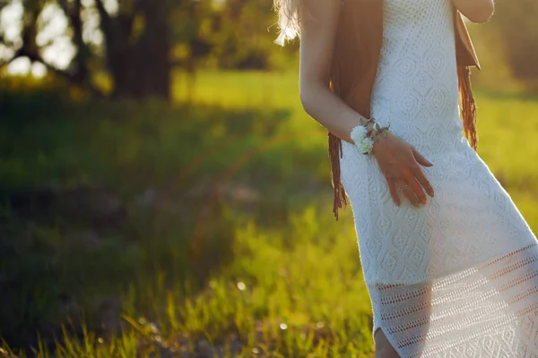 Alanındaki sevimli sevimli kız yaz aylarında. Genç kadın mutlu ve açık havada hissediyorum ücretsiz