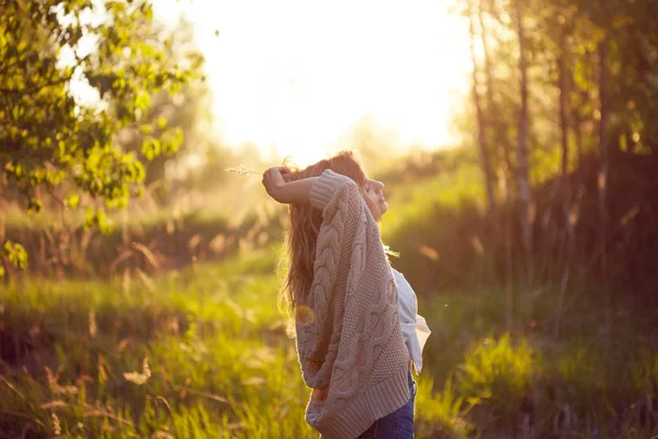 Menina encantadora bonito no verão no campo. Jovem mulher é feliz e se sente livre ao ar livre — Fotografia de Stock