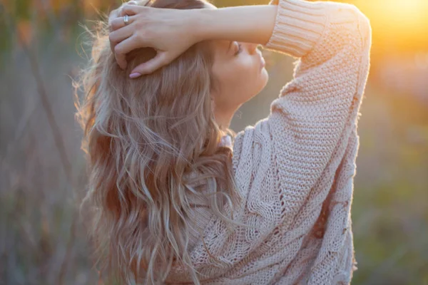 Alanındaki sevimli sevimli kız yaz aylarında. Genç kadın mutlu ve açık havada hissediyorum ücretsiz