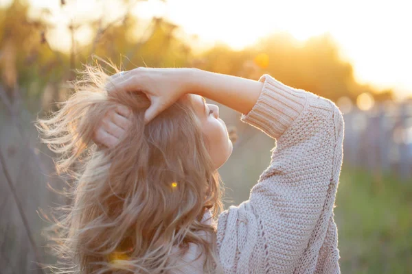 Alanındaki sevimli sevimli kız yaz aylarında. Genç kadın mutlu ve açık havada hissediyorum ücretsiz