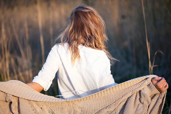 Kız koşuyor! Genç kadın alanında, özgürlük ve mutluluk hissediyorum. Rahat tarzı. Arkadan görünüm