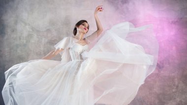 Güzel ve şık gelin gelinlik Studio gri dokulu arka plan üzerinde