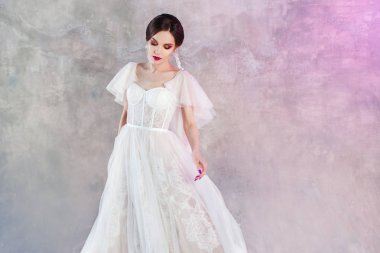 Güzel ve şık gelin gelinlik Studio gri dokulu arka plan üzerinde