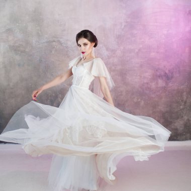 Güzel ve şık gelin gelinlik Studio gri dokulu arka plan üzerinde