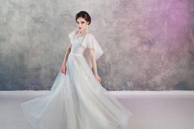 Güzel ve şık gelin gelinlik Studio gri dokulu arka plan üzerinde