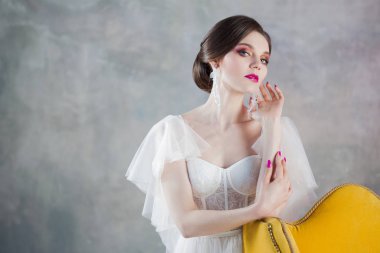 Güzel ve şık gelin gelinlik Studio sandalye yakınındaki