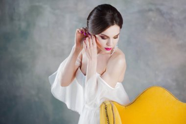 Güzel ve şık gelin gelinlik Studio küpe üzerinde koyar