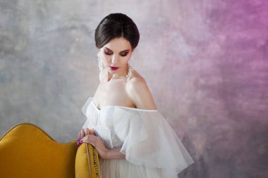 Güzel ve şık gelin gelinlik Studio içinde. Alışılmadık dress, açık omuz