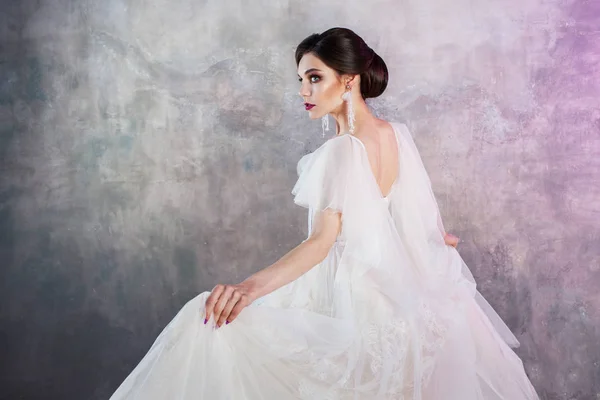 Noiva bonita e elegante em vestido de noiva no estúdio — Fotografia de Stock