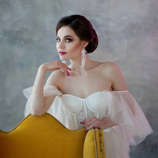 Närbild porträtt av vacker och snygg brud i brudklänning — Stockfoto