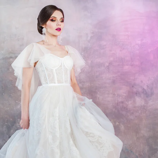 Güzel ve şık gelin gelinlik Studio gri dokulu arka plan üzerinde