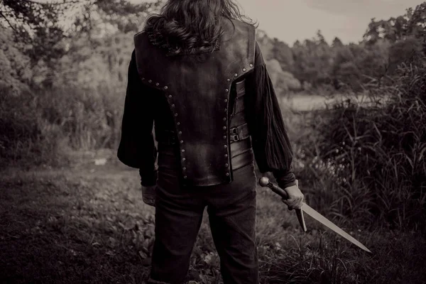 Caballero en el bosque. Chico en traje medieval con espada . — Foto de Stock