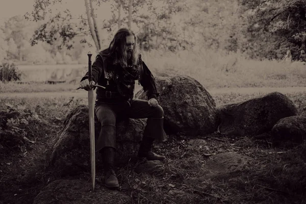Lovag az erdőben. Középkori jelmezes kard fickó. élénkítő hatása — Stock Fotó