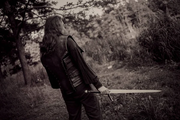 숲에 기사입니다. 칼으로 중세 의상을 입은. — 스톡 사진