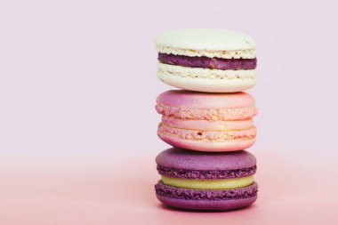 Piramit parlak renkli makarna kek. Şekerli tatlı, lezzetli Fransız kurabiye. Kopya alanı yazıt için.