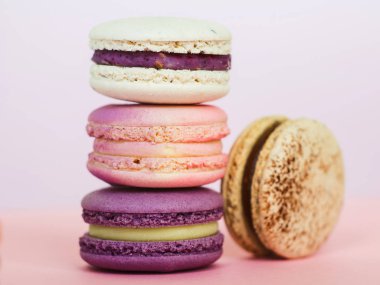 Piramit parlak renkli makarna kek. Şekerli tatlı, lezzetli Fransız kurabiye. Kopya alanı yazıt için.