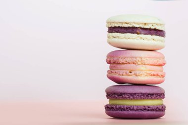 Piramit parlak renkli makarna kek. Şekerli tatlı, lezzetli Fransız kurabiye. Kopya alanı yazıt için.