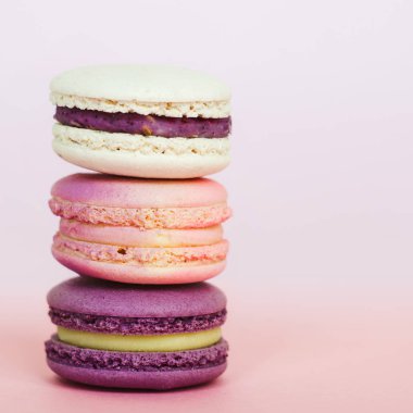 Piramit parlak renkli makarna kek. Şekerli tatlı, lezzetli Fransız kurabiye. Kopya alanı yazıt için.