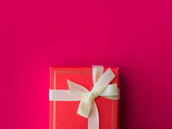 Coffret cadeau rouge sur fond écarlate brillant. Amour et cadeaux . — Photo