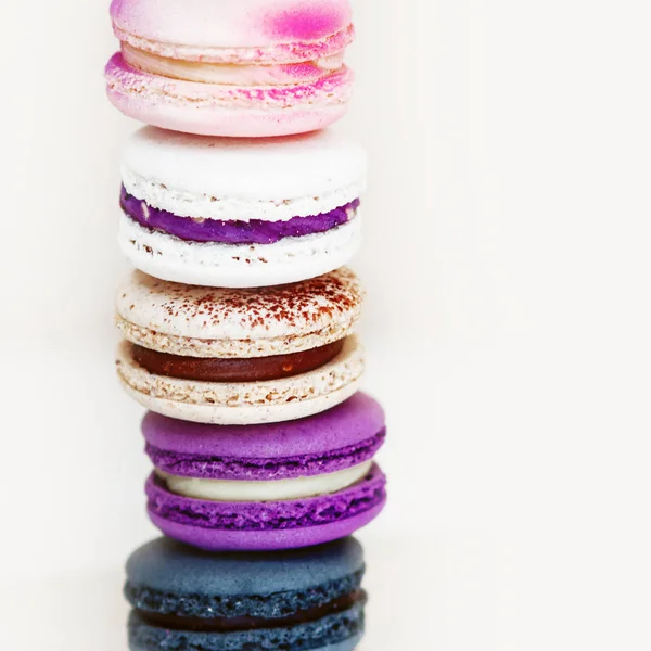 Pyramida z jasných barevných makarony dorty. Sladký dezert, lahodné francouzské cookie. Kopírovat prostor pro nápis. — Stock fotografie