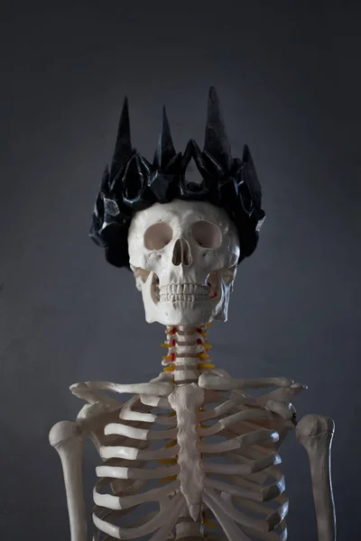 Schedel in de kroon. Grim necromancer in gotische kroon. Halloween concept — Stockfoto