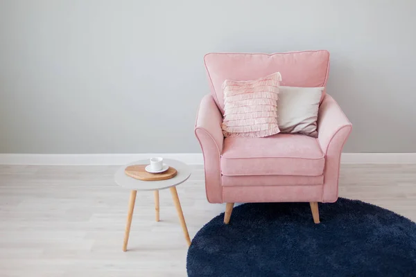 Krzesło stylowe pink velvet z poduszkami. Stoi przy ścianie jasny szary. — Zdjęcie stockowe