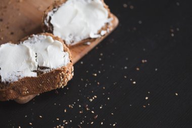 İki sandviç çok tahıl ekmek krem peynir ile