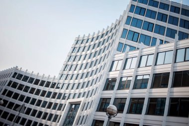 iş çeyreğinde beyaz bina cephe. Tam olarak cam cepheler