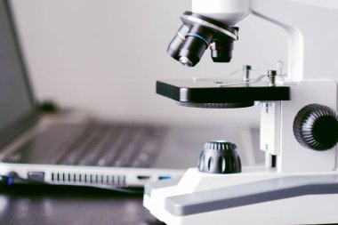 Mikroskop ve masa üstünde laptop. Kimyasal araştırma, öğrenci iş Doğa Bilimleri