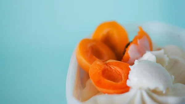 Glace à l'abricot. De délicieux abricots frais sur fond bleu . — Photo