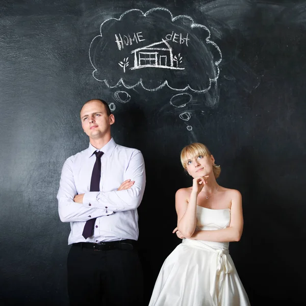 Couple nouvellement marié. Groom et la mariée, ensemble faire des plans, concept. Rêver de leur maison — Photo