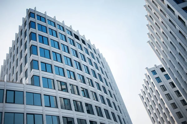 Gevel van de witte gebouwen in de zakenwijk. Niet volledig glazen gevels — Stockfoto