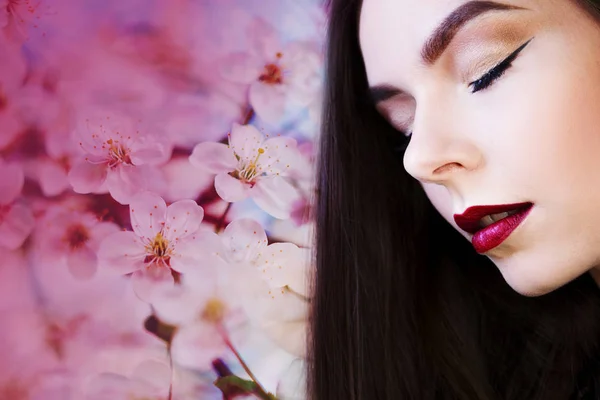 Porträt im Profil, junge schöne brünette Frau mit leuchtenden Lippen. Lippenstift lila Farbe, — Stockfoto